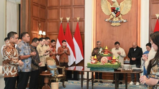 Prabowo dan kerabat berdoa untuk Indonesia. [Instagram]